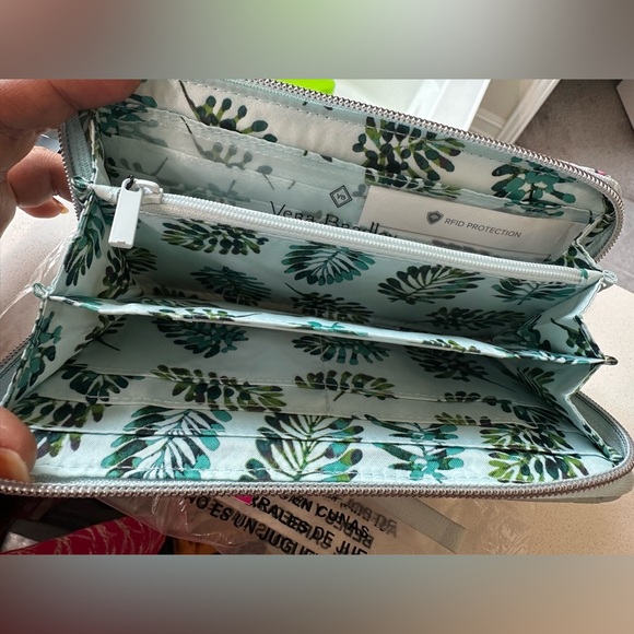 BNWT Vera Bradley Accordion Wristlet Seawater Blooms.. - Picture 4 of 4